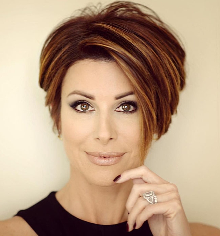 Short hairstyles for women 40